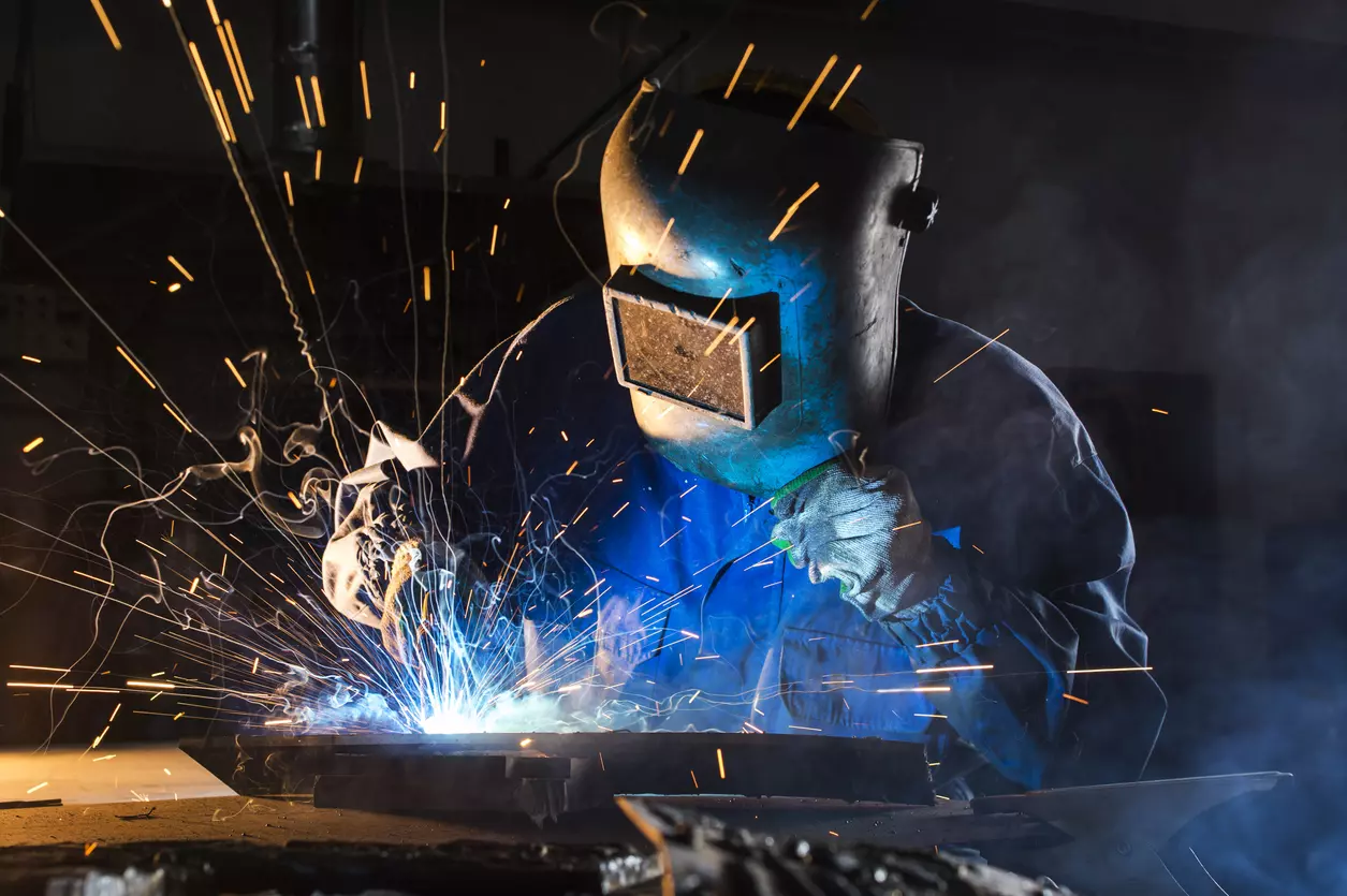 Soldador durante el proceso de fabricación